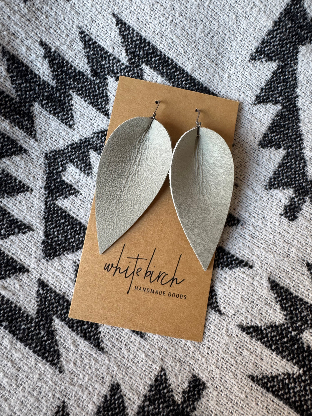 *SALE* Primer Grey Larger Leather Leaf With Silver Hooks